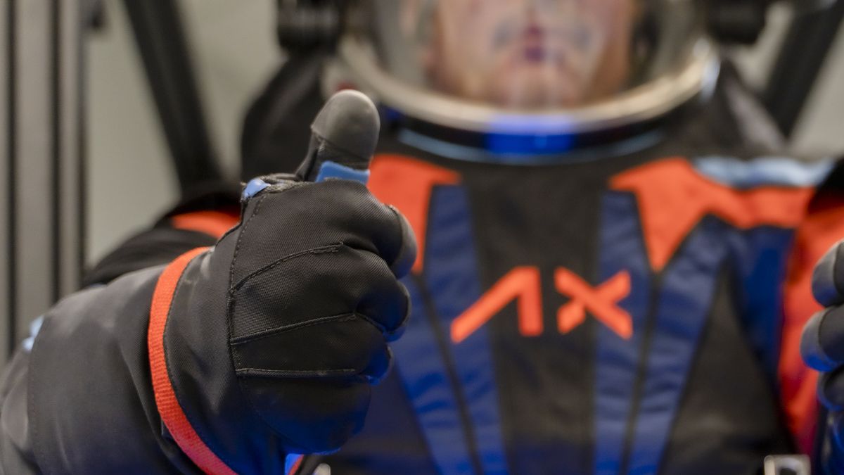 Nový skafandr pro astronauty na Měsíc stál pět miliard. Co bude v jejich šatníku?